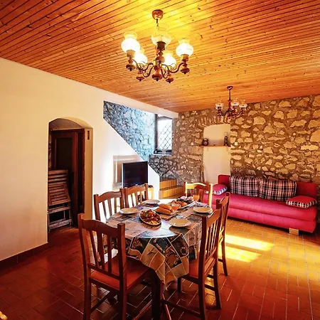 Дом отдыха Traditional Family In The Heart Of Dalmatia