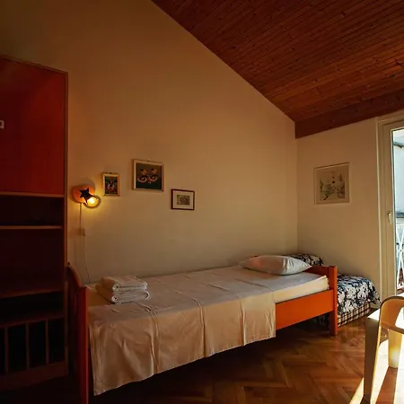 Traditional Family In The Heart Of Dalmatia Рогозница
